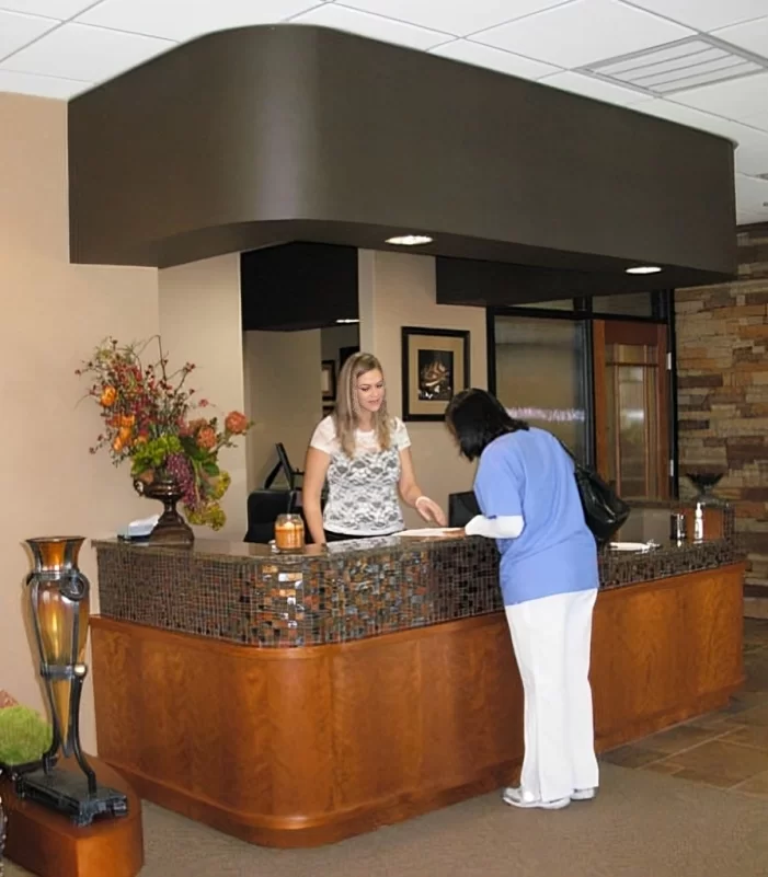 Área de recepción de Fort Worth Dental con personal amigable